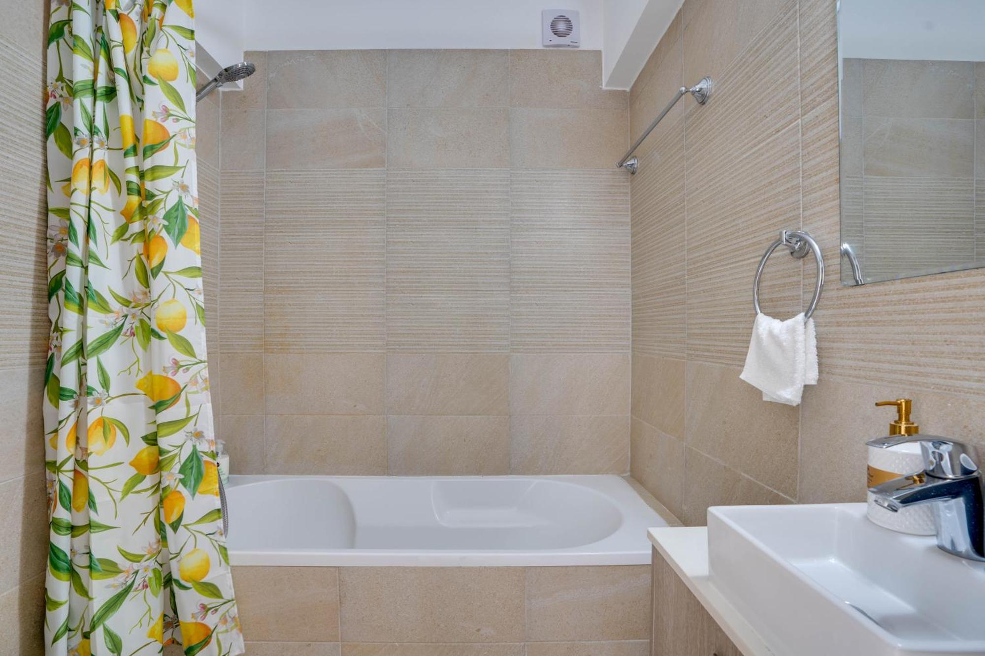 Lemon Paradise City Centre 200M From Beach Larnaca Esterno foto